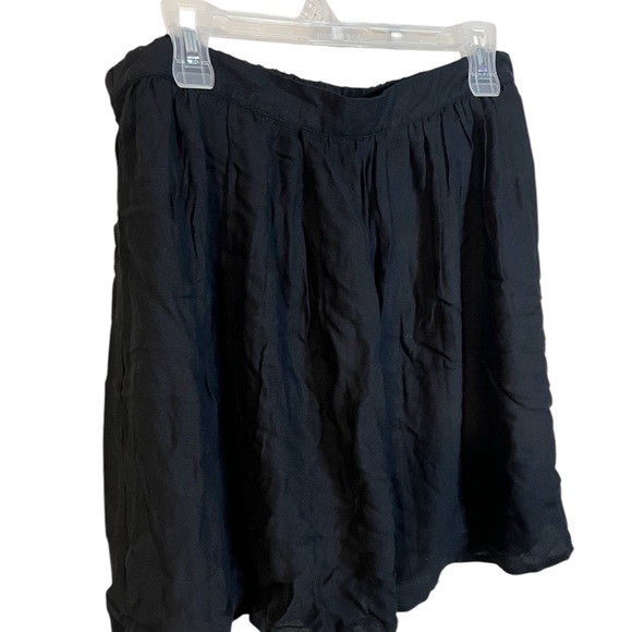 A brand new Old Navy black skirt in size large - Picture 2 of 6